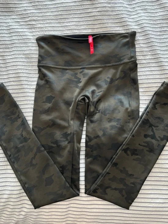 EUC SPANX Matte Green Faux Leather  Camo Leggings Power Waistband - Size Small - Picture 16 of 16